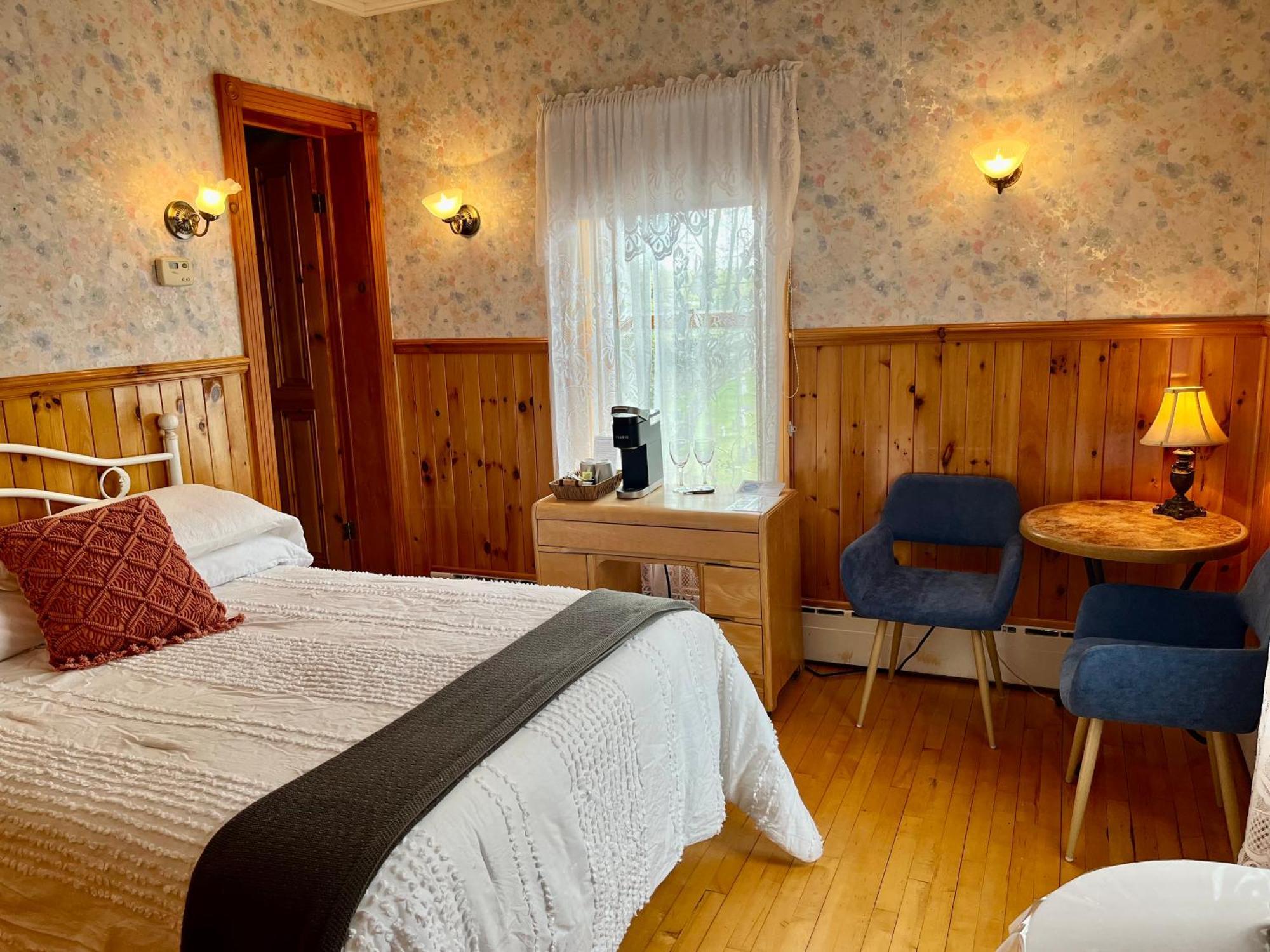Auberge L'Intermede Du Lac Disraeli Exteriör bild